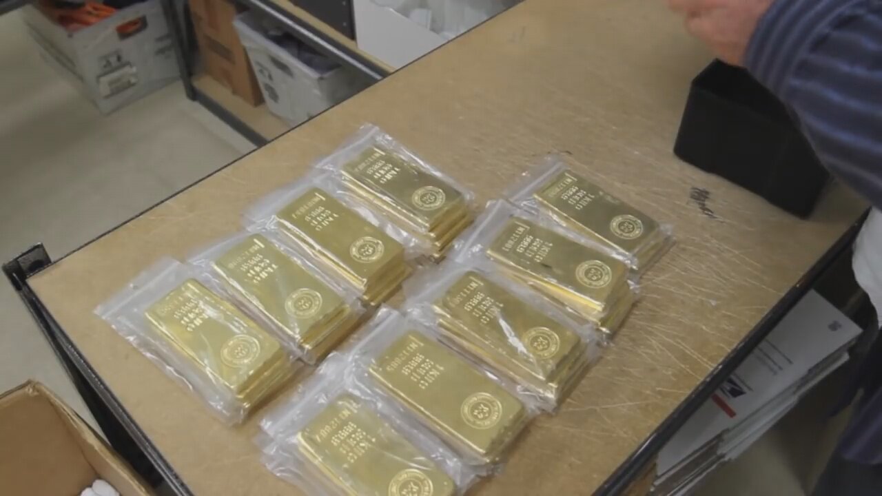 Килограмм золота в рублях на сегодня. 20 Килограммовый слиток золота. Слиток золота 1 кг. Золото 2,5 кг. Слиток золота 10 кг.