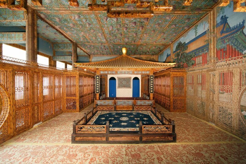 Интерьер зала Дворца Безмятежности и Долголетия в саду Цяньлун после реставрации