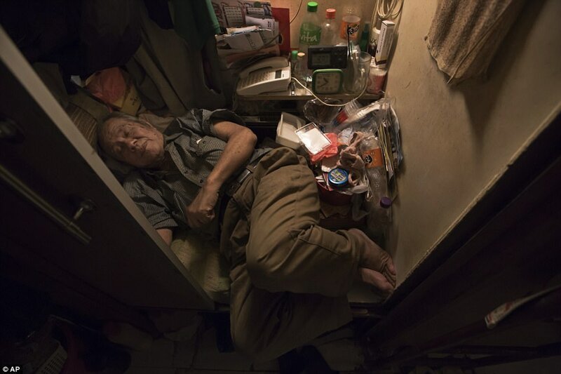 80-летний Ченг Чи-фонг даже не может вытянуть ноги на кровати.