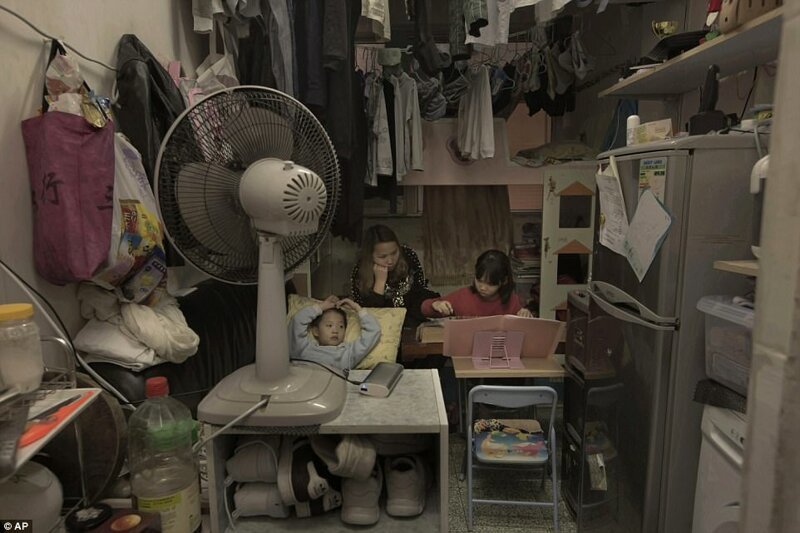 Ли и ее 6-летний сын и 8-летняя дочь живут в комнате площадью 11 квадратных метров, где есть двухъярусная кровать, миниатюрный диван, холодильник, стиральная машина и маленький стол.