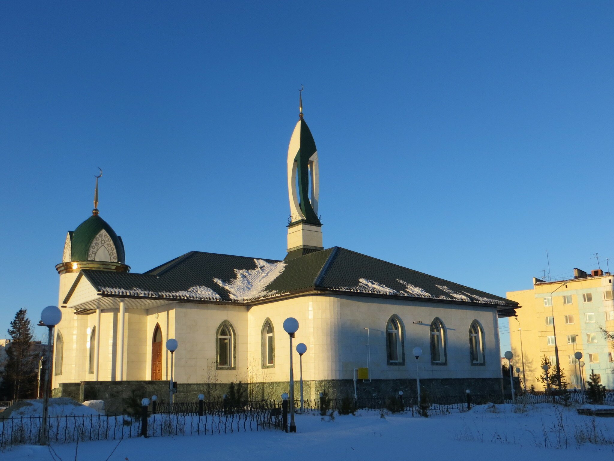 Самая северная мечеть в каком городе находится. Соборная мечеть «Азат Сафа». Мечеть Надым. Соборная мечеть Надыма. Фотография мечеть Надым.