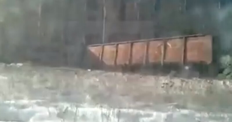 Снегоуборочный поезд пошел на таран спецвагонов в Казани