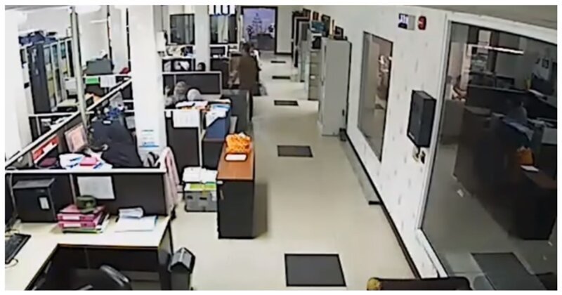 Взрыв планшета в офисе в Индонезии попал на видео