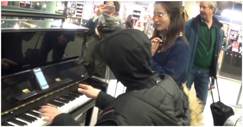 Мастер буги-вуги показал девушкам, как нужно играть на пианино