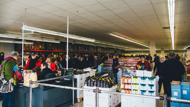 В Германии из-за ажиотажа, временно приостановил работу новый супермаркет из России