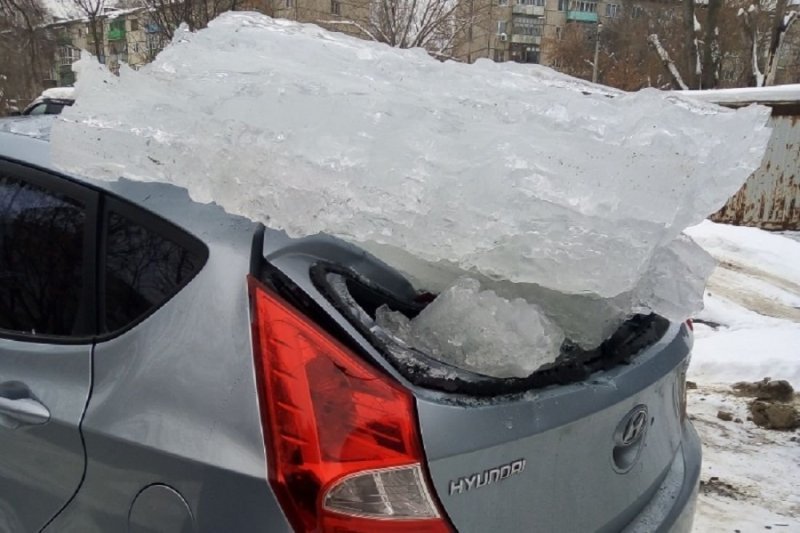 В Пензе ледяная глыба рухнула на припаркованный Солярис