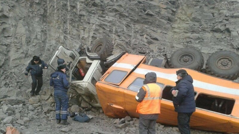 В Кузбассе сорвался с обрыва автобус с шахтерами: шестеро погибших