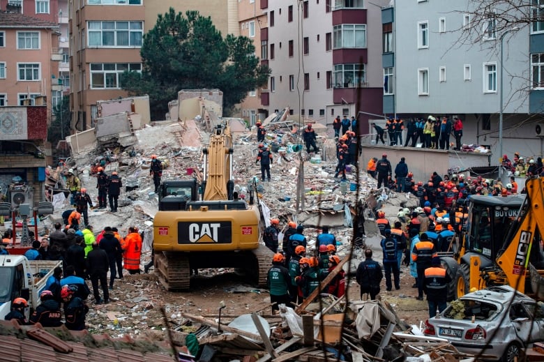 Из-под завалов в Стамбуле спасли еще одного человека