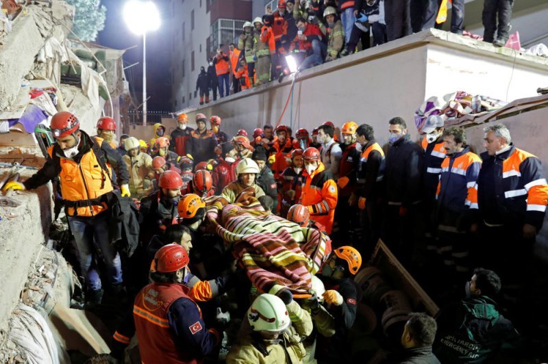 Из-под завалов в Стамбуле спасли еще одного человека