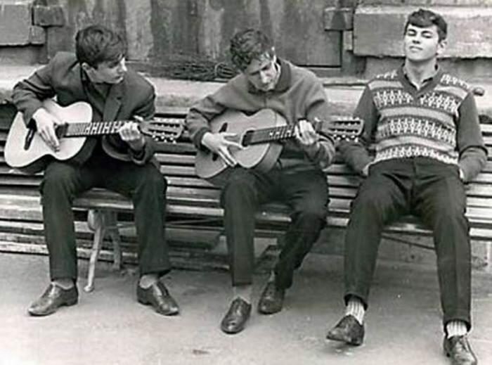 Посиделки во дворе с гитарой — одно из самых любимых развлечений жителей СССР.