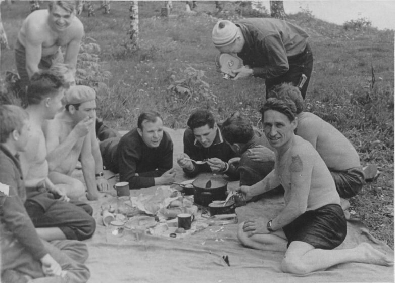 Во времена СССР мужчины часто устраивали пикники с бутербродами, шашлыками и прочими вкусностями.