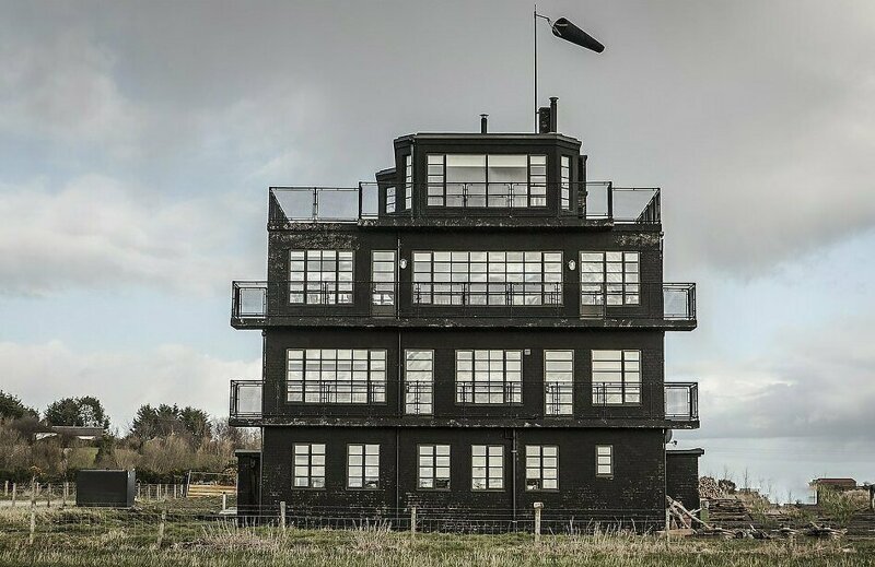 Пункт королевских военно-морских сил под названием "Owl" ("Сова") - четырехэтажная кирпичная башня, построенная в 1942 году на аэродроме Ферн в Шотландском нагорье