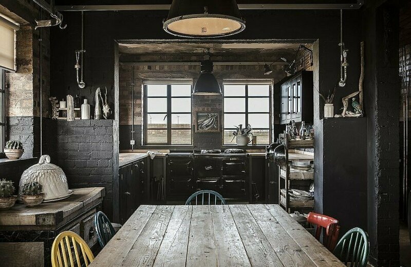 В числе удобств джакузи, бильярдный стол, настольный футбол и дровяная печь (на фото: кухня)