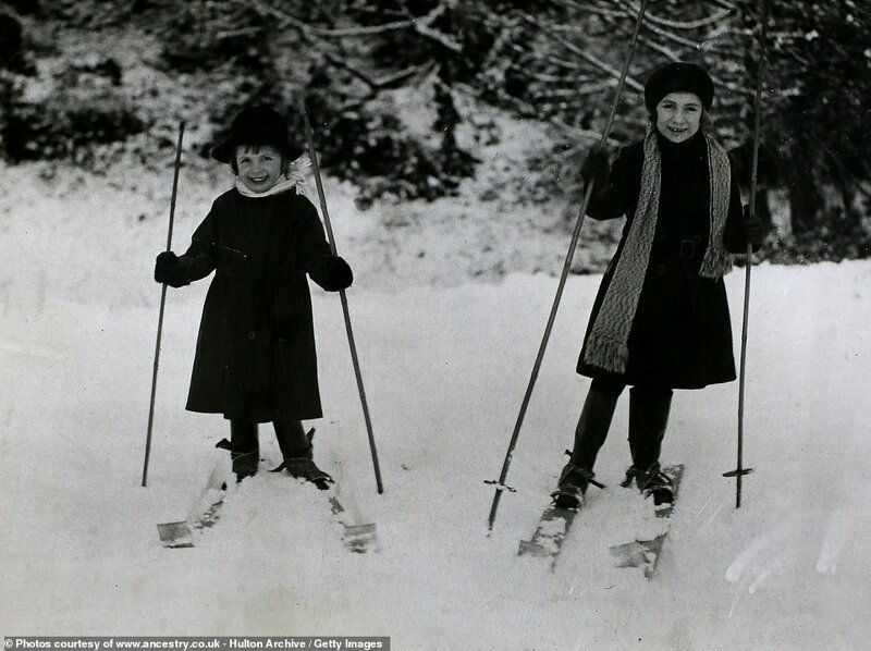 Две маленькие англичанки на миниатюрных самодельных лыжах, графство Хартфордшир, Англия