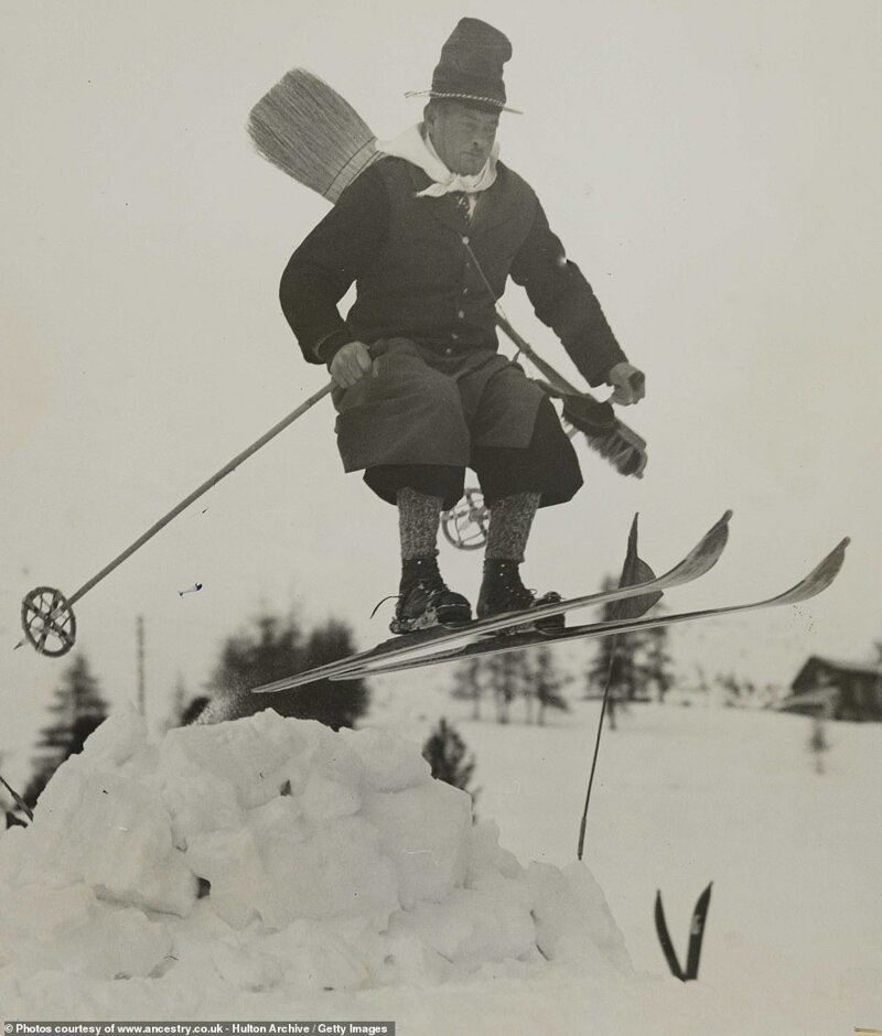 Лыжник исполняет прыжок на склонах Санкт-Мориц, Швейцария, в январе 1938-го. Фото было сделано во время проведения новогодних празднеств