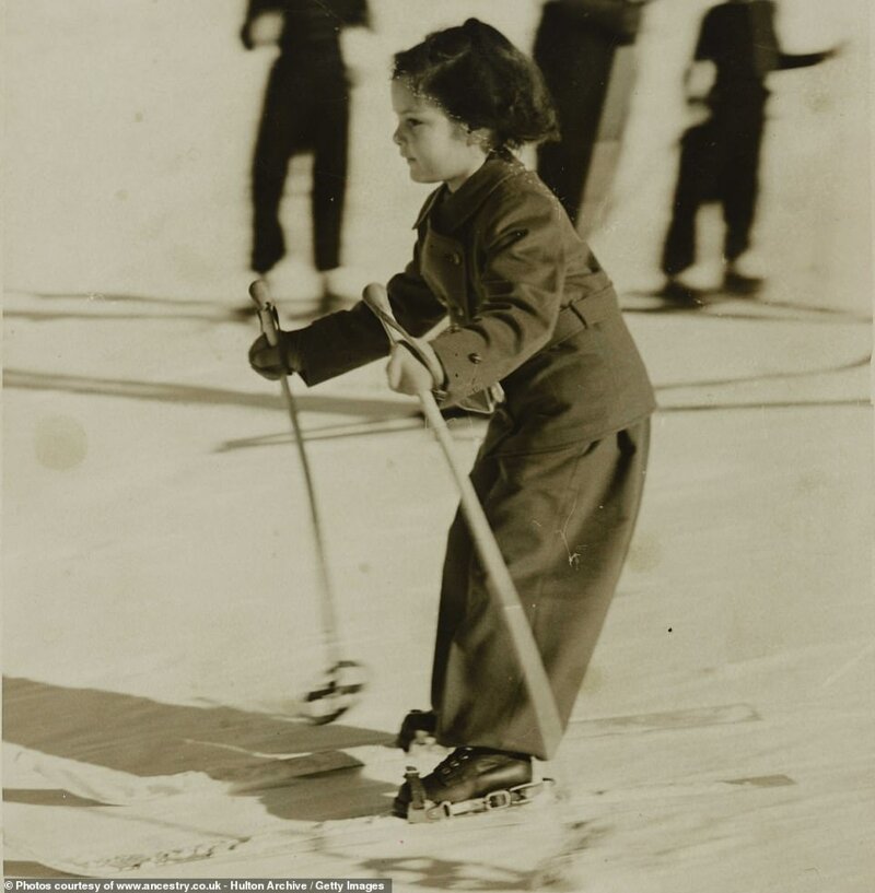 Маленькая лыжница, одетая в шерстяной костюм - 1937 год, склоны Санкт-Мориц в Швейцарии
