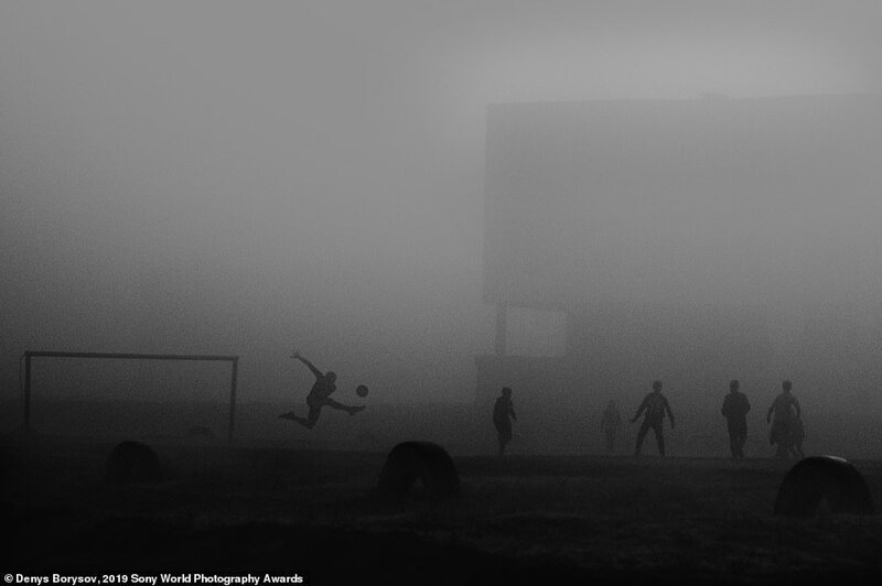 Футбол в тумане. Денис Борисов (Украина), категория "Уличная фотография", Открытый конкурс