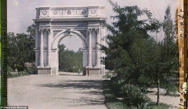 Триумфальная арка ("Такия Зафар") в Пагмане, 1928 год (слева), построенная в память жертвам войны за независимость 1919 года. Верхняя часть арки была взорвана во время боевых действий в Афганской войне 1980-х годов, но восстановлена в 2007 году