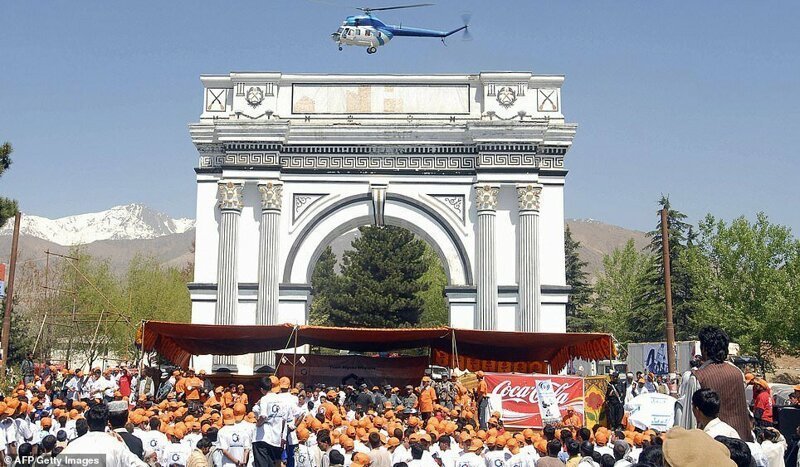 Триумфальная арка ("Такия Зафар") в Пагмане, 1928 год (слева), построенная в память жертвам войны за независимость 1919 года. Верхняя часть арки была взорвана во время боевых действий в Афганской войне 1980-х годов, но восстановлена в 2007 году