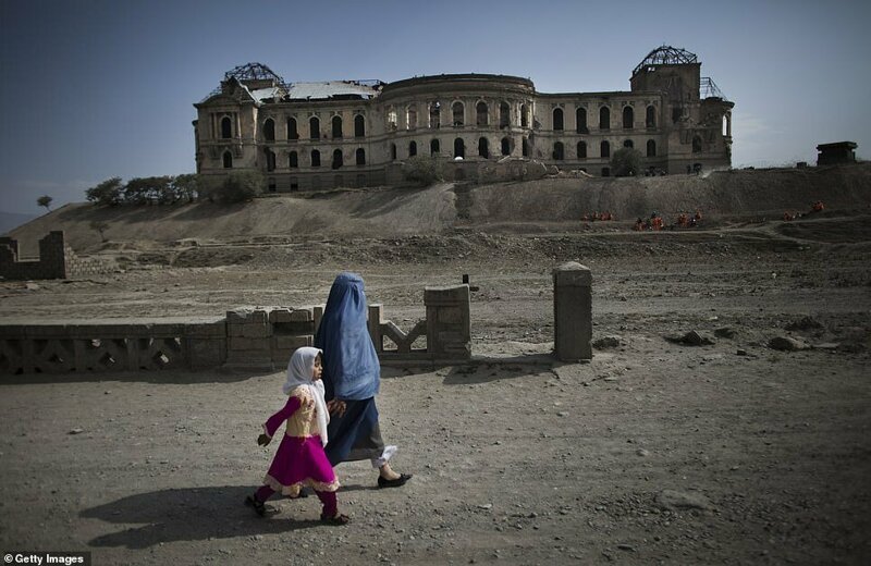 Дворец "Дар уль-Аман" на окраине Кабула в 1928 и 2011. Дворец был еще одним проектом Амануллы хана, но после того, как в 1929 году его отстранили от власти, строительство застопорилось. Здание получило значительный ущерб за эти годы.