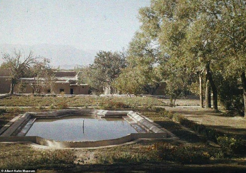 Живописный пруд в одном из садов, Кабул