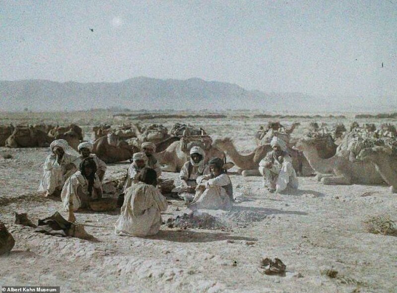 Группа наездников на верблюдах отдыхает в пустыне на юге Афганистана