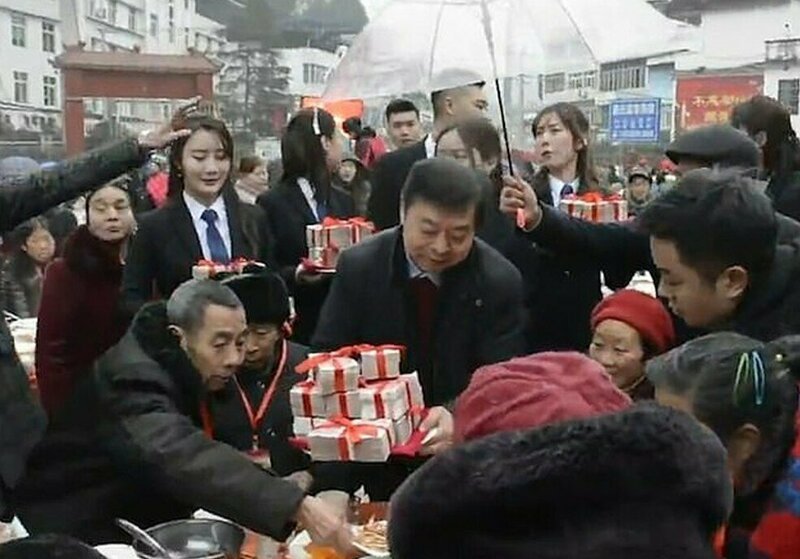 Китайский магнат осыпал подарками и деньгами пожилых жителей деревни, где он родился