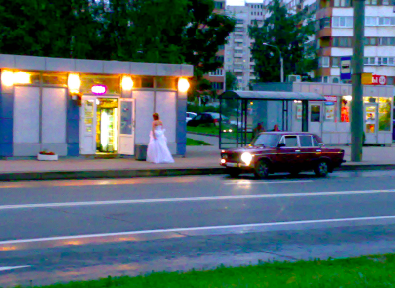 15. В Санкт-Петербурге девушка в свадебном платье стояла на остановке в 5 утра, задирала подол и кричала проезжающим машинам: "Возьмите меня в жены!"