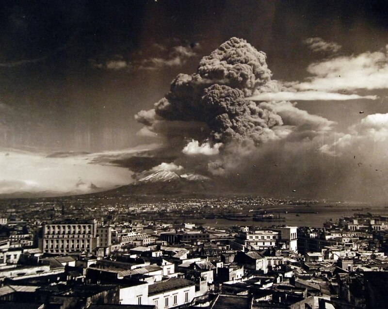 27. Извержение вулкана Везувий в 1944 году