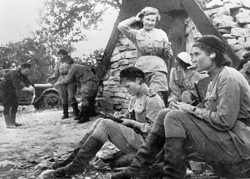 28. "Ночные ведьмы" из советского 588-го полка бомбардировщиков на перерыве, 1942 год