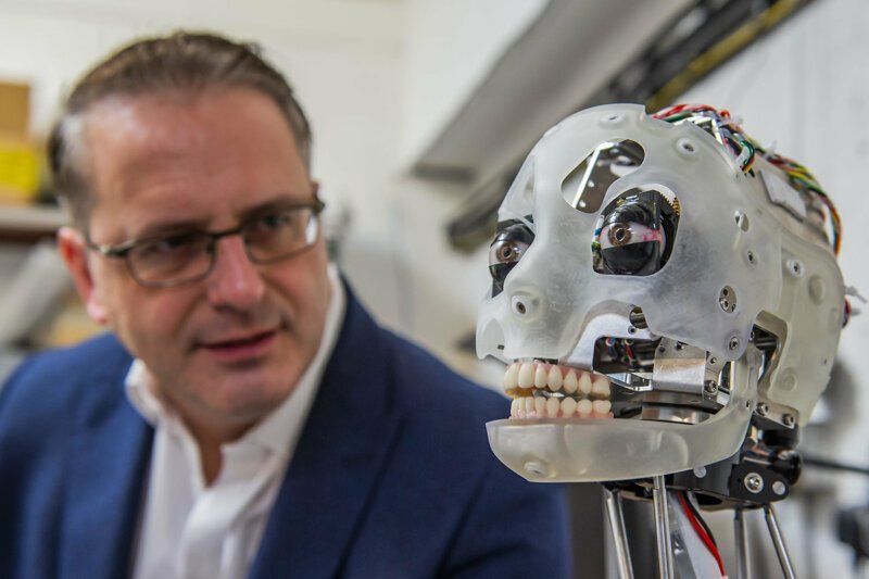 Первый в мире робот-художник AI-DA