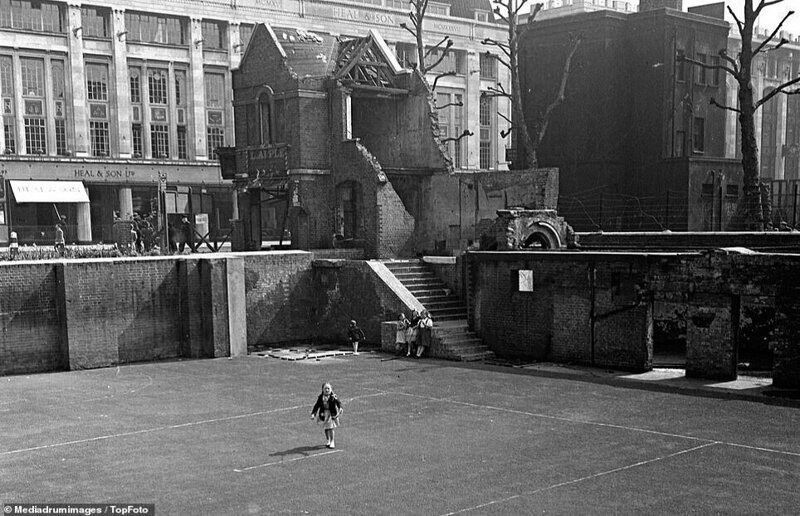 1 - дети играют среди развалин знаменитого мебельного магазина Heal's, 1950, 2 - то же место сейчас