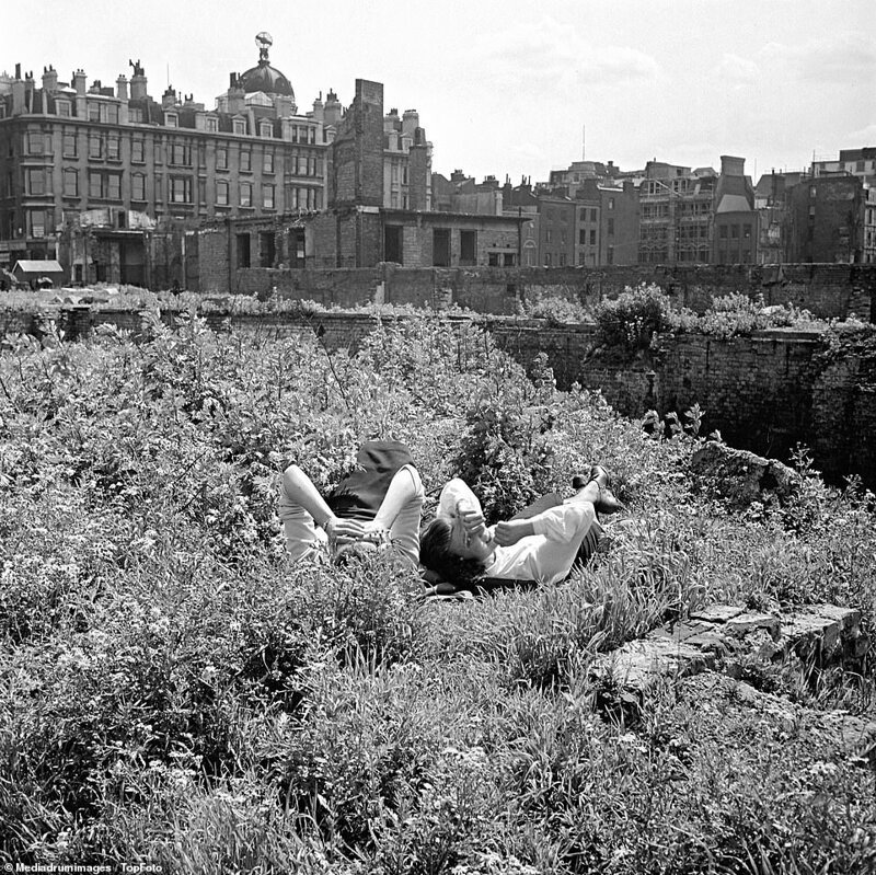 Две англичанки отдыхают в траве на фоне развалин Лондона. Многие разрушенные здания после войны использовались для выращивания овощей, чтобы облегчить нехватку продовольствия, и были известны как "Сады Победы"