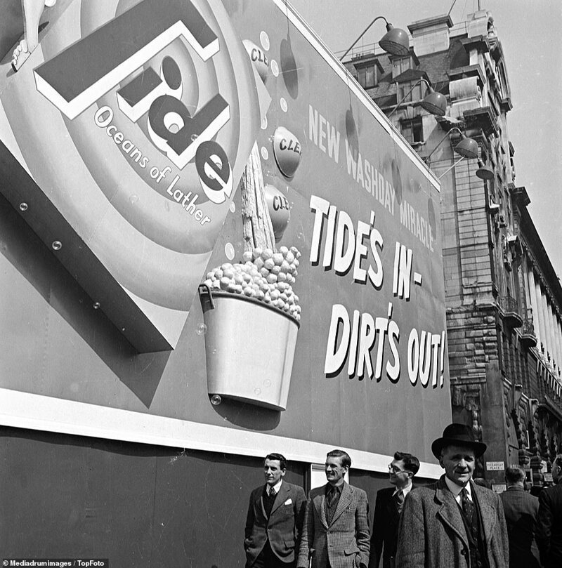 Реклама порошка Tide, который тогда недавно появился на прилавках (в 1946 г.), закрывающая развалины здания 