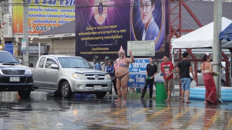На улицы выходят фрики типа этой зажигательной тайской леди (или это всё же это леди-бой?)
