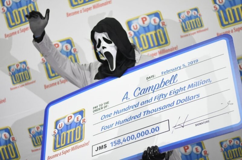 Победитель лотереи пришёл за деньгами в маске из фильма ужасов «Крик»