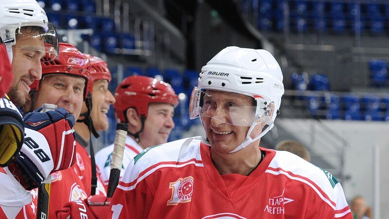 Владимир Путин подумывает по окончании политической карьеры уйти в хоккеисты