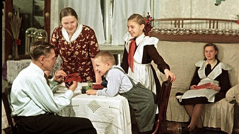 Пекарь С.И. Мельников с семьей в новой квартире. Фотограф Олег Кнорринг, 1951 год