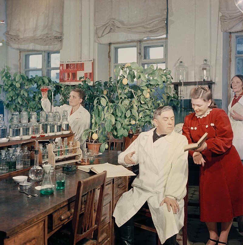 В Павлове на Оке комнатные лимоны можно встретить везде, даже в химической лаборатории, фото А. Рощупкина, 1952 г.