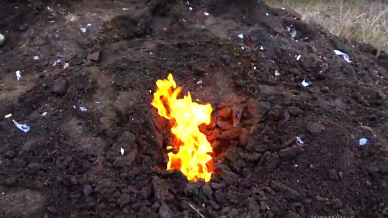 Парни взорвали под землей супермощную петарду