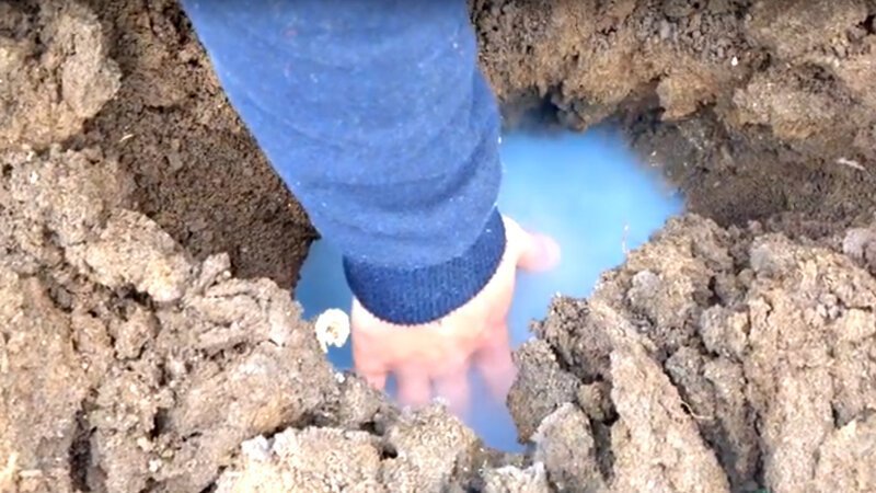 Парни взорвали под землей супермощную петарду
