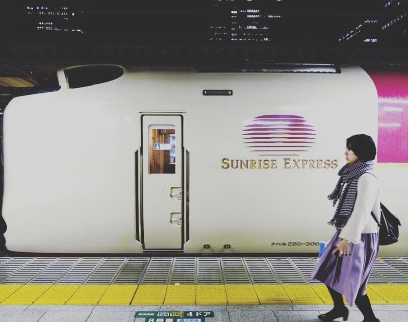 Поезд отправляется с автовокзала Токио в 22:00 по местному времени и проводит в пути всю ночь