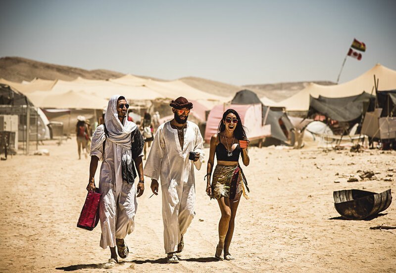 Фотограф посетил фестивали Burning Man на трех континентах и показал их отличия