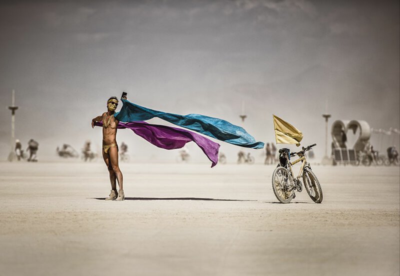 Фотограф посетил фестивали Burning Man на трех континентах и показал их отличия