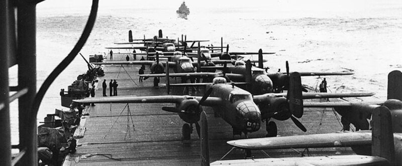 B-25 на палубе "Хорнета" во время операции Дулиттла. 