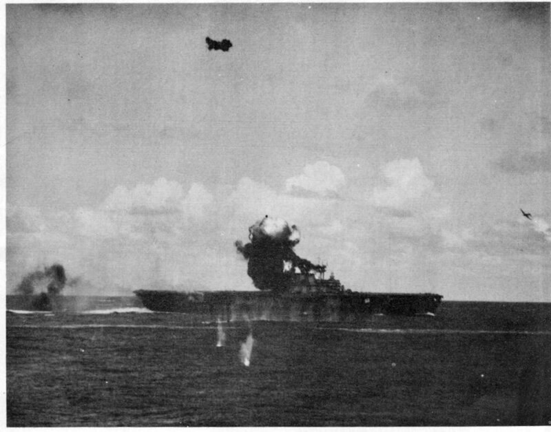 Взрыв после того, как японский пилот направил свой самолет на "Хорнет". 