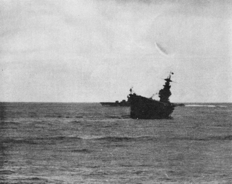 Крейсер "Нортхэмптон" пытается начать буксировку, чтобы попробовать оттащить авианосец с поля боя. 