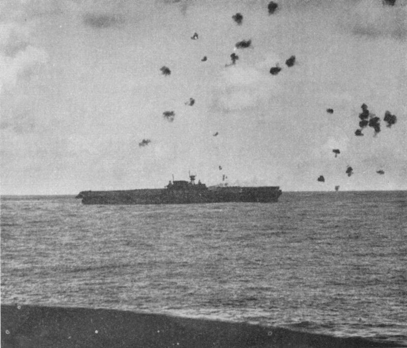 Последний налет японцев. Авианосец уже обездвижен, а пытавшийся его буксировать крейсер "Нортхэмптон" отошел от "Хорнета", чтобы маневрировать во время японской атаки.