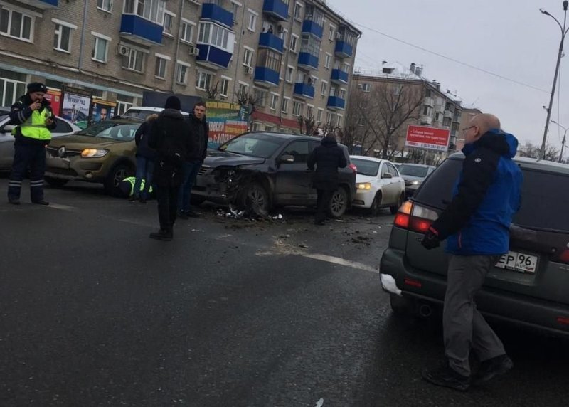 В Казани водитель протащил инспектора за автомобилем и сбежал с места происшествия