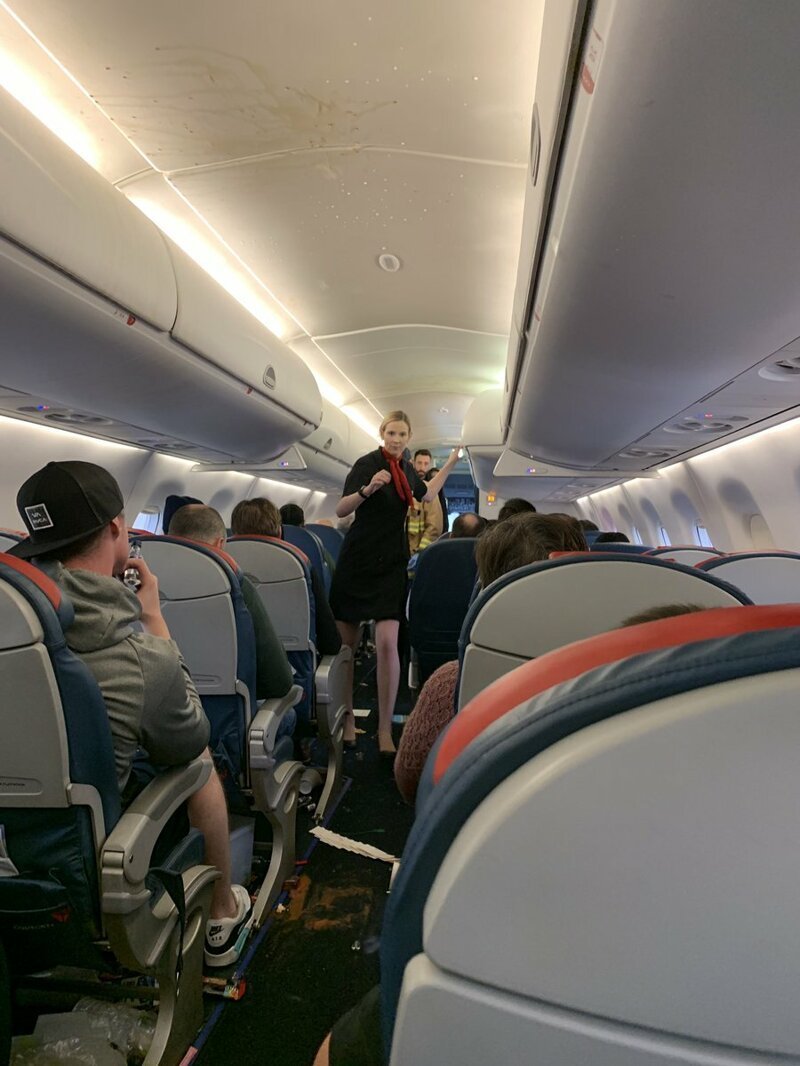 На борту самолета Embraer 175 находилось 70 пассажиров и 4 члена экипажа